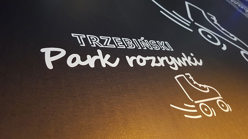 napisy trzebiński park rozrywki na czarnym tle